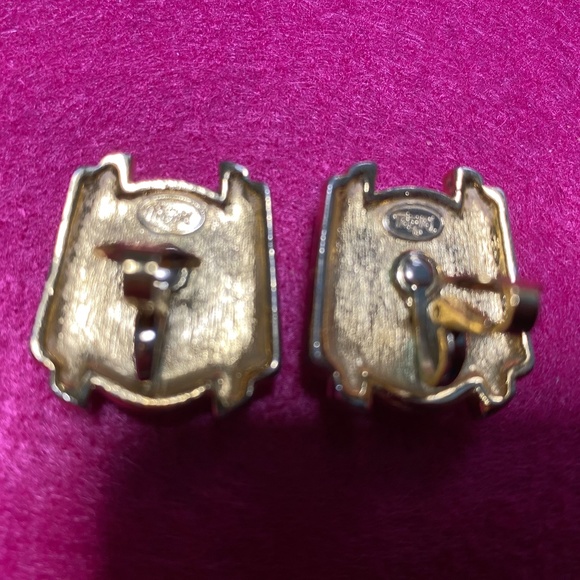 Crown Trifari Goldtone and Black Clip On Earrings - Picture 3 of 6